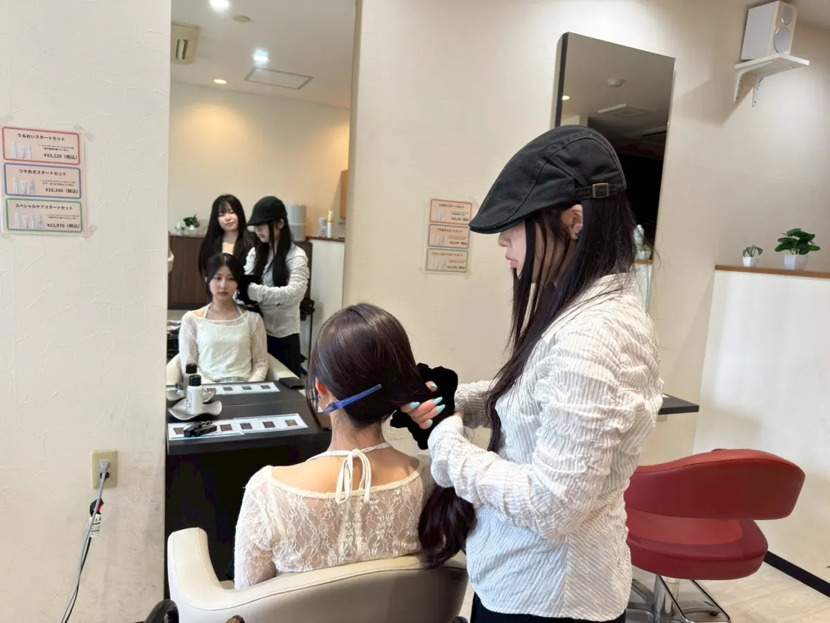 鏡越しに仕上がりを確認する撮影会の様子