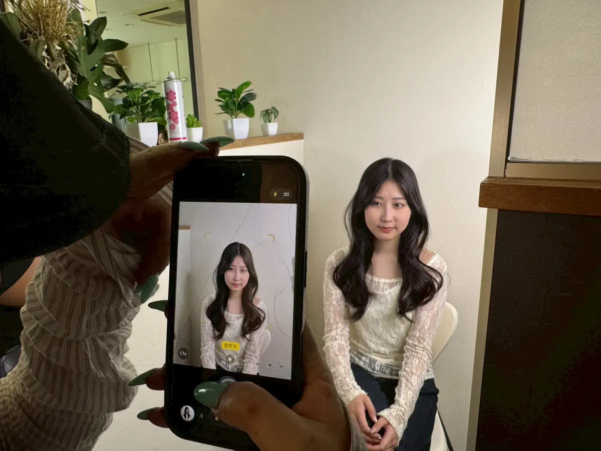 スマートフォンで撮影する撮影会の様子