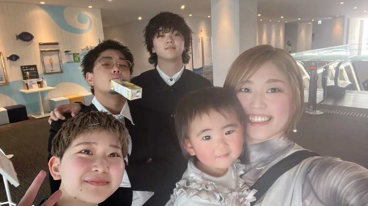 中谷あずみ - スタッフとの集合写真