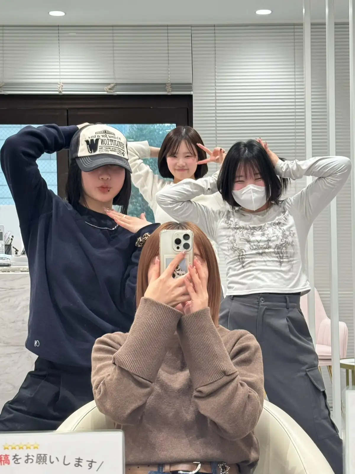 大山 愛華 - スタッフとの集合写真