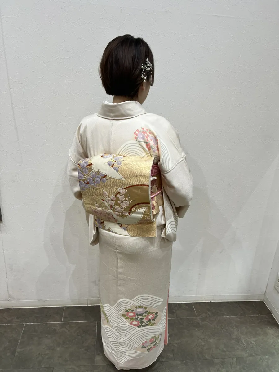 着物の着付けとヘアセットの後ろ姿。白地の着物に金の帯