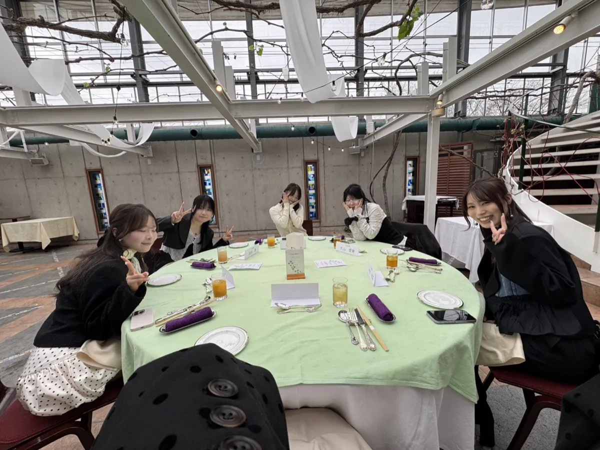 食事会を楽しむスタッフたち