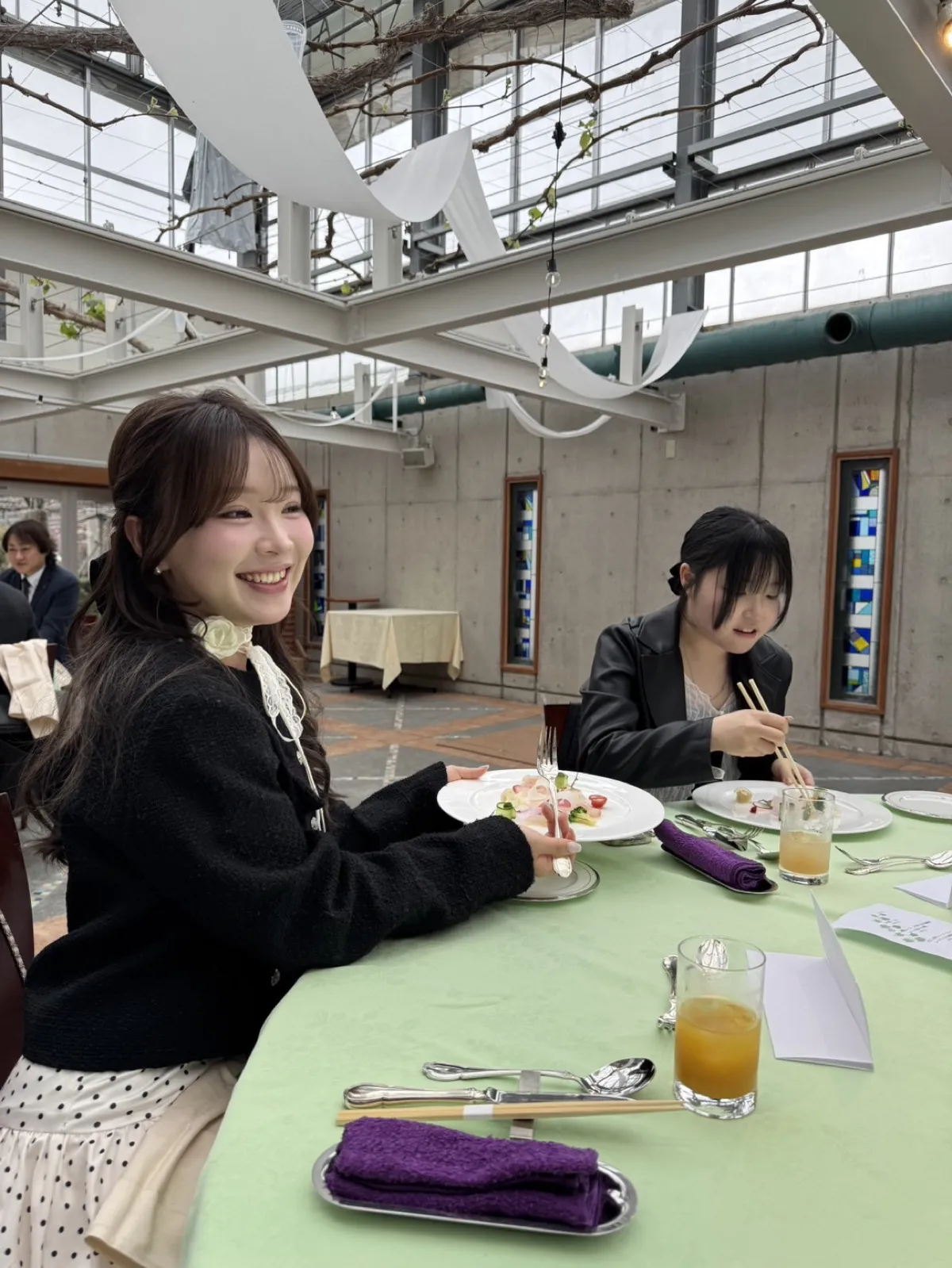 食事会で笑顔のスタッフ