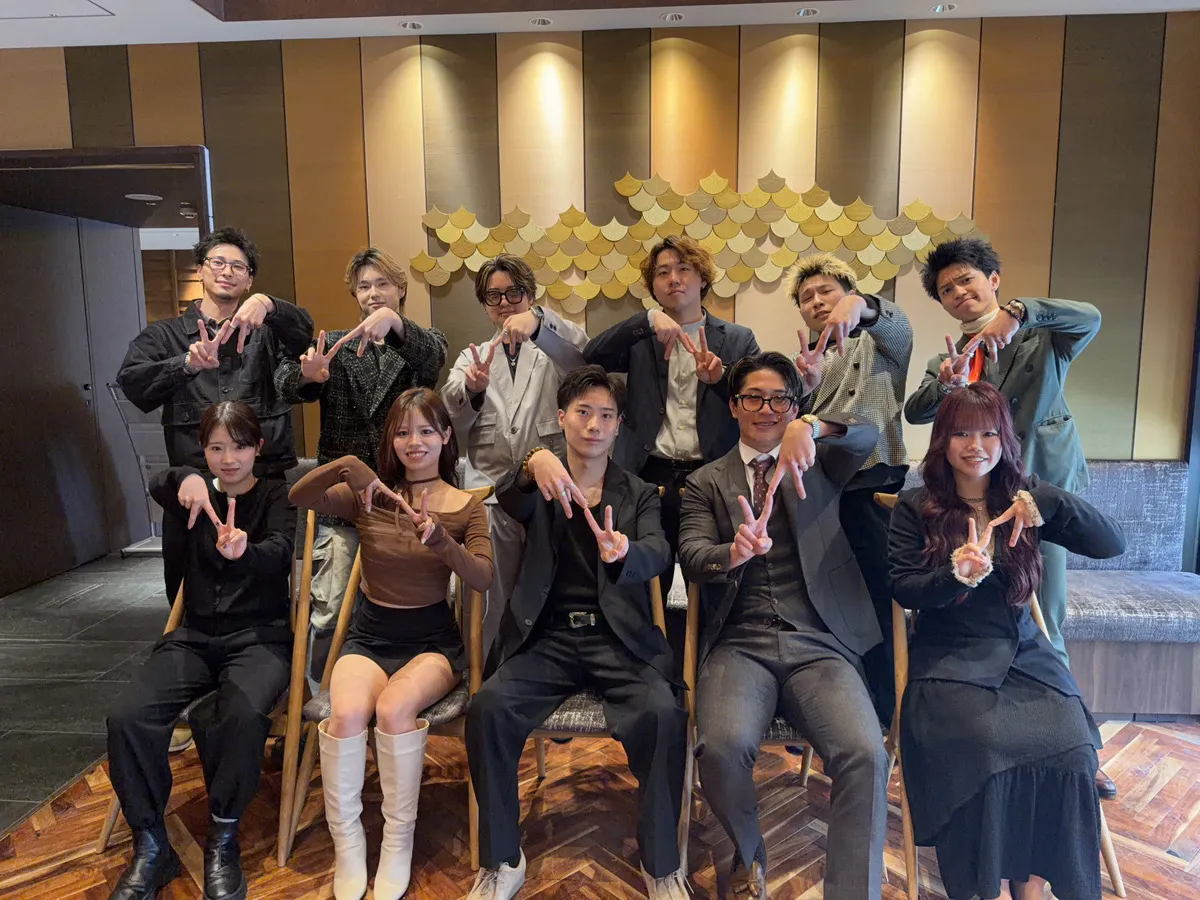 チーム集合写真 ピースサイン