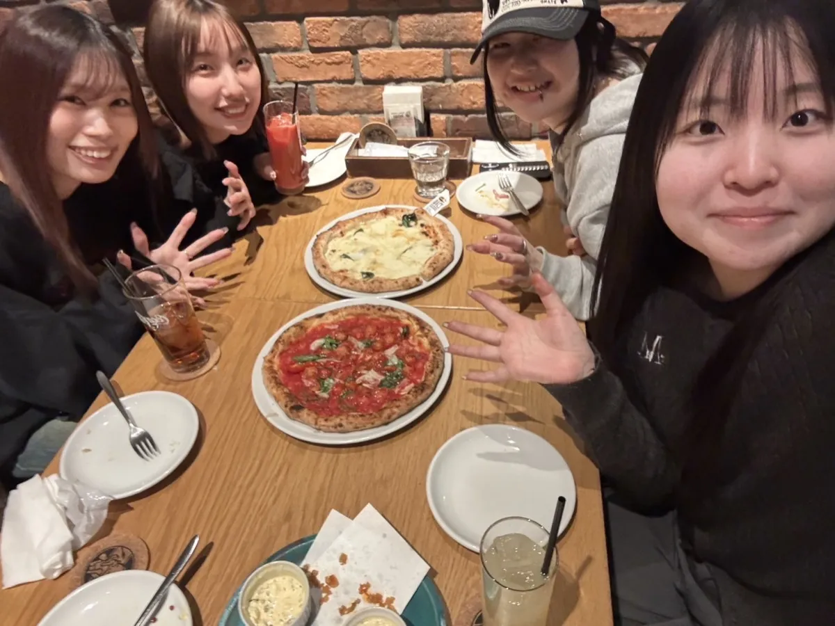 ピザを囲む食事会