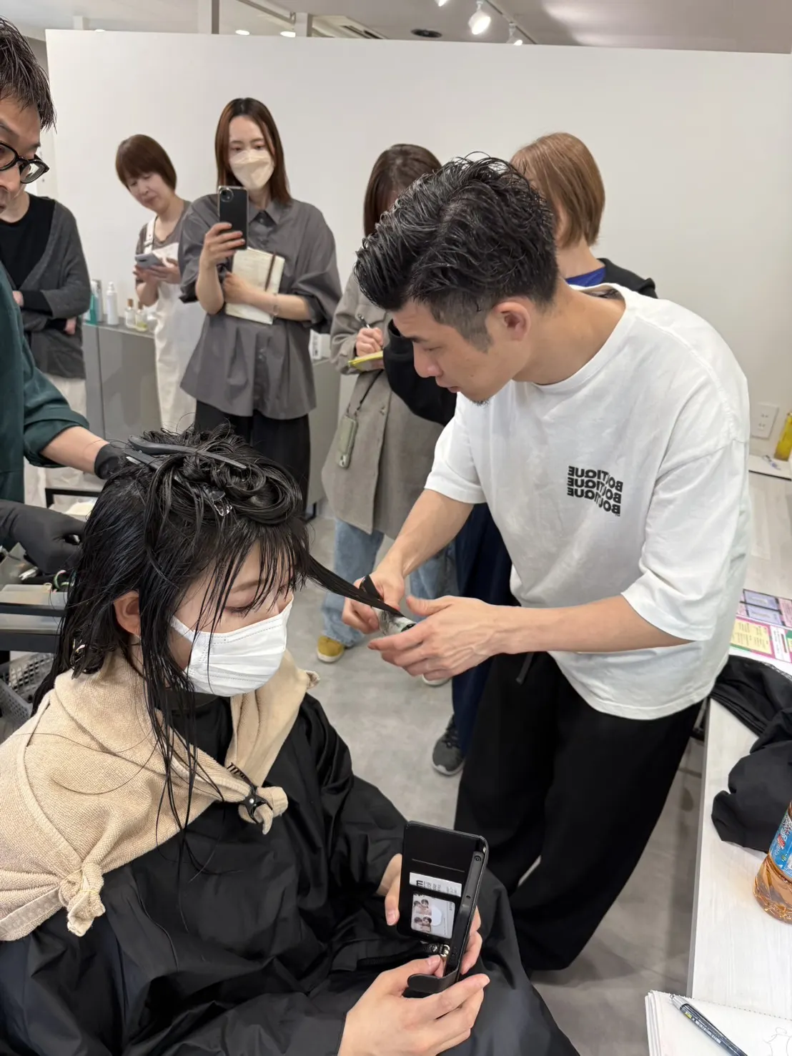技術ポイントを動画でも記録しながら学ぶスタッフ