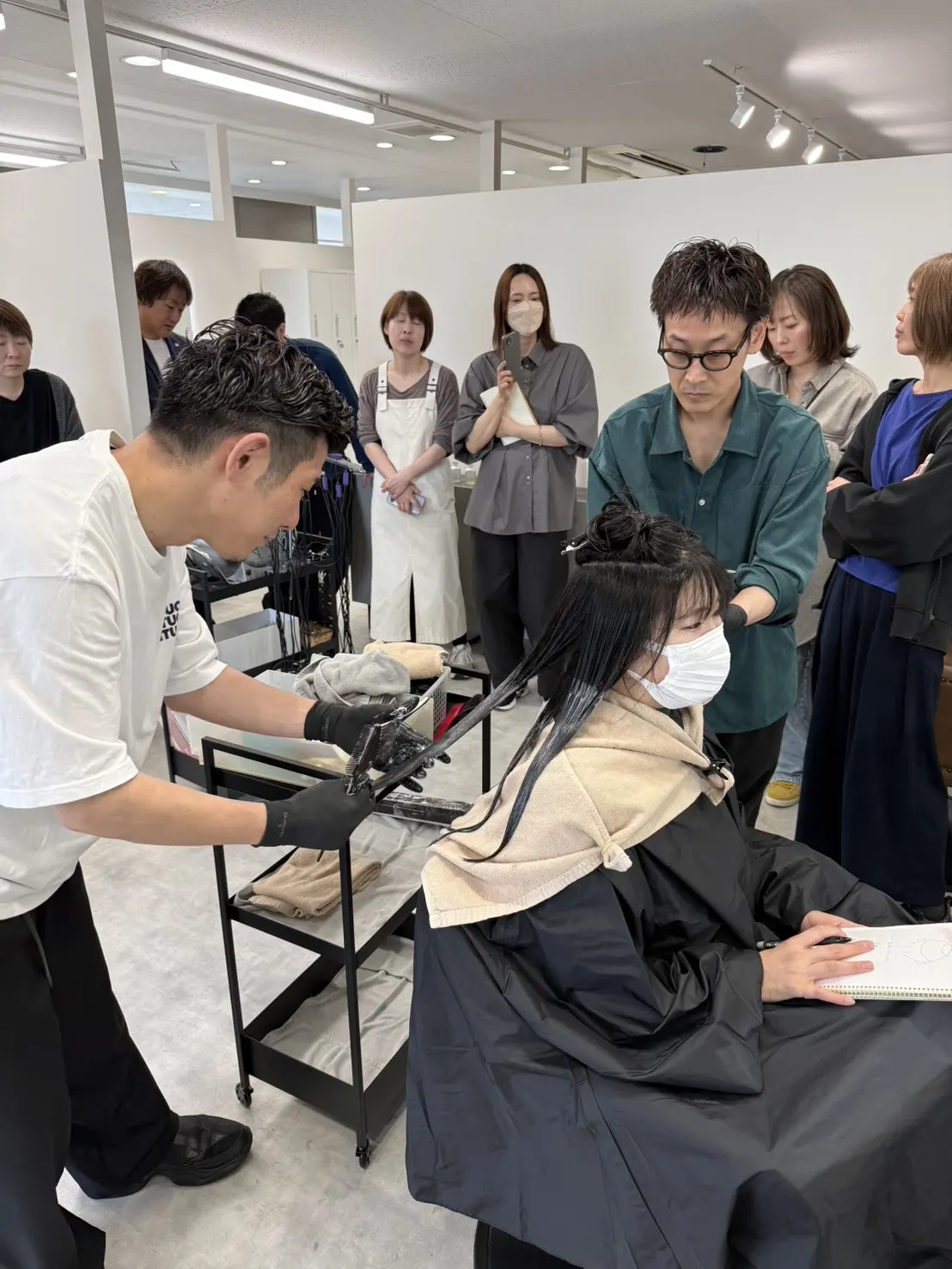 堀江さんが薬剤塗布の手順を実演