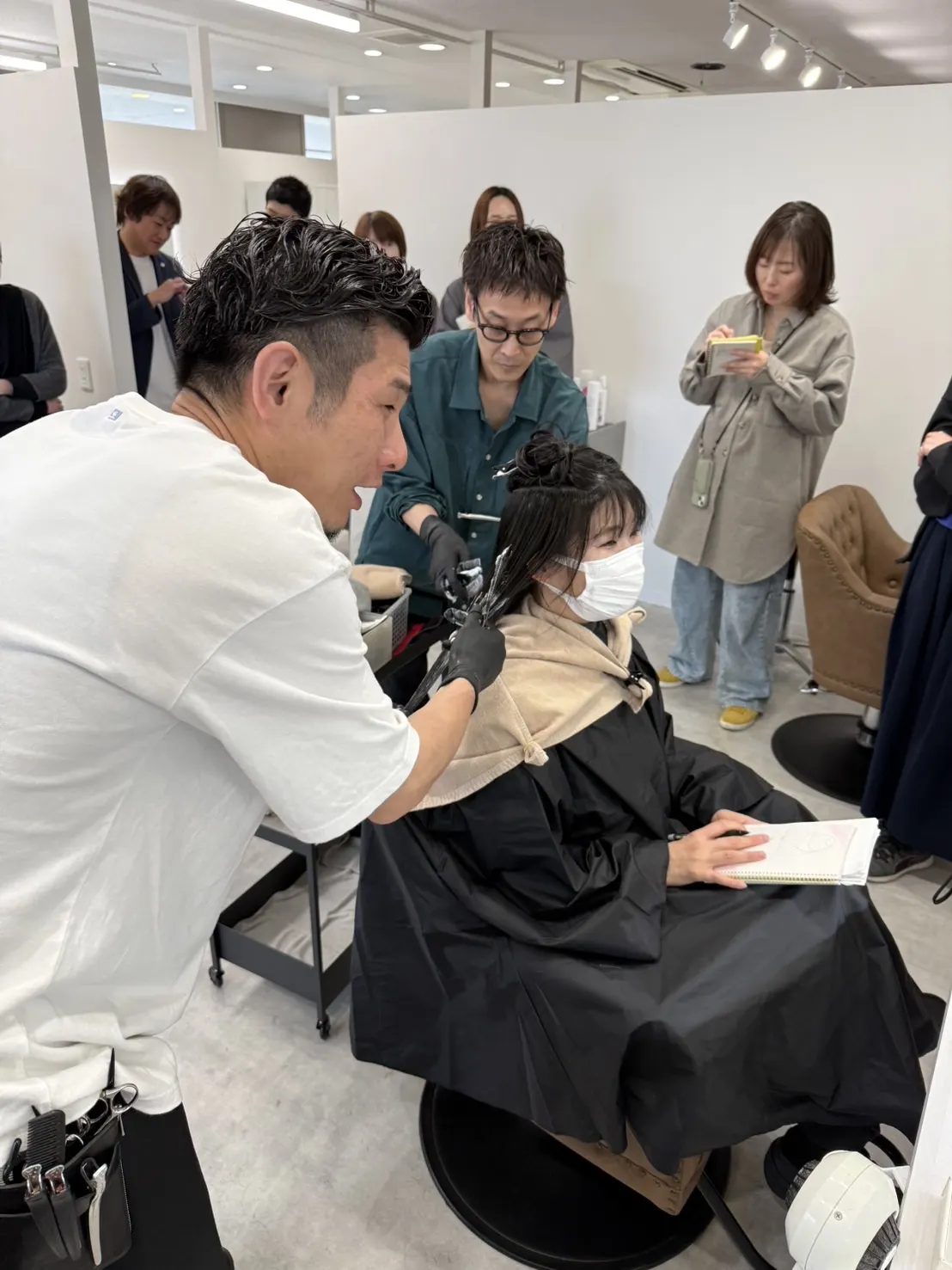 メモを取りながら細部まで観察するスタッフ