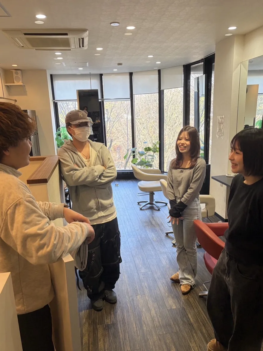 サロンで談笑するスタッフたち